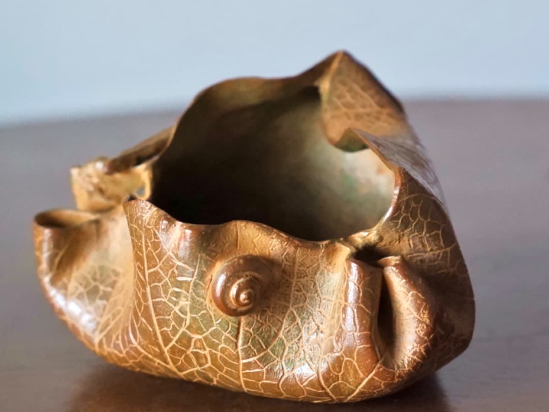 須賀月真　蝋型鋳銅　葉型　置物　物入れ　金属工芸　330.5g　箱付　Q2306