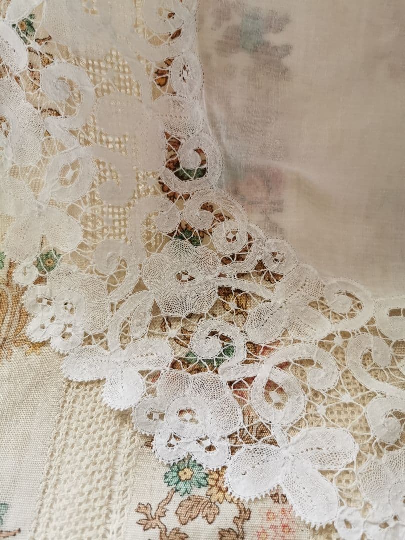 アンティークブルージュ 薔薇と三つ葉の草花紋 柔らかなボビンレース
