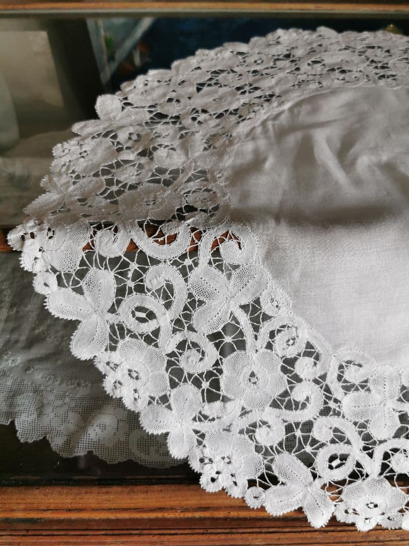 アンティークブルージュ 薔薇と三つ葉の草花紋 柔らかなボビンレース