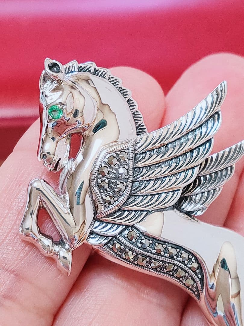 未使用品 碌山 翼ある馬 ペガサス エメラルド シルバー ブローチ