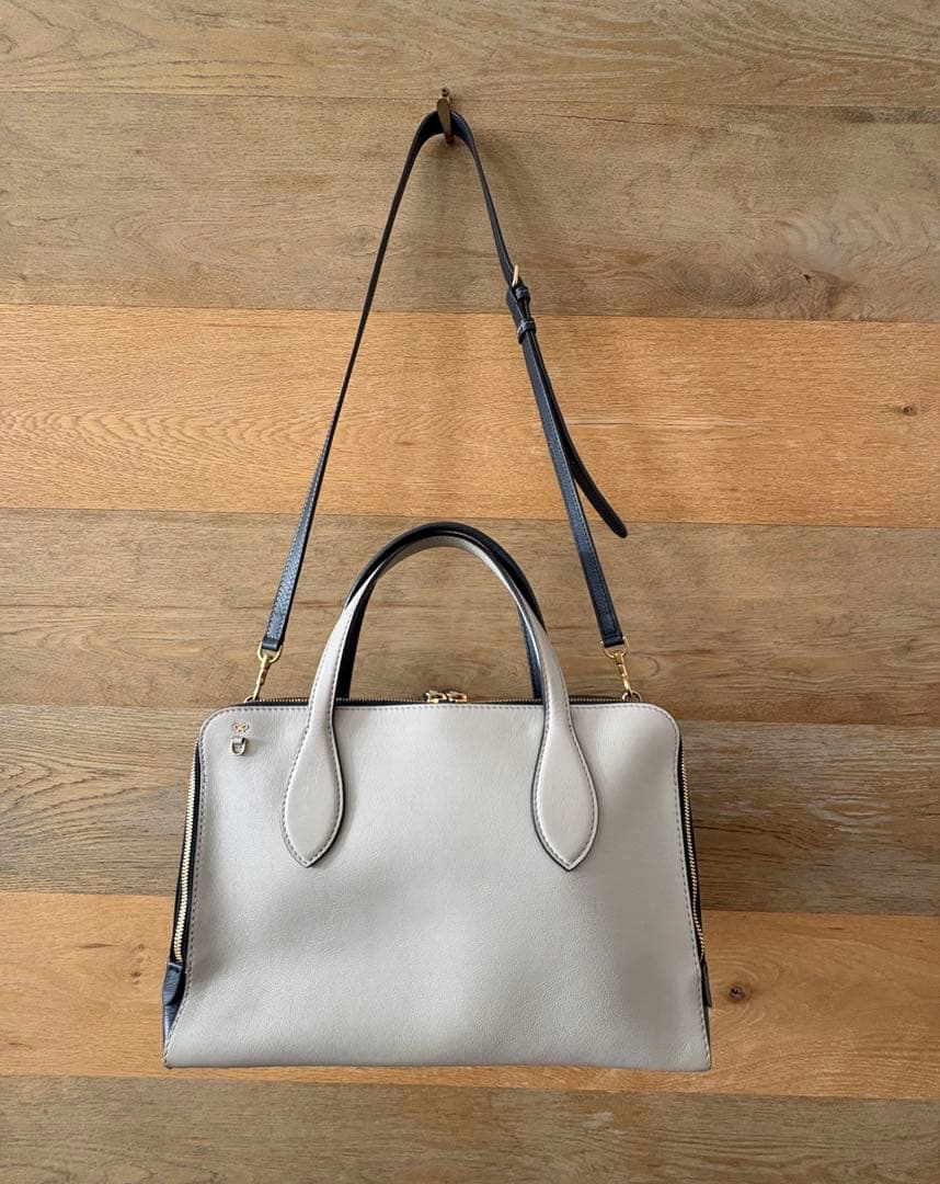 ANYA HINDMARCH Wedge：ウェッジ 三角形のバッグ