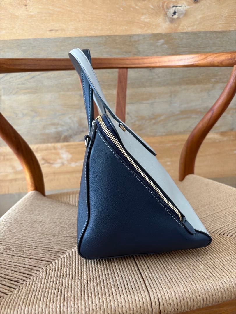 ANYA HINDMARCH Wedge：ウェッジ 三角形のバッグ