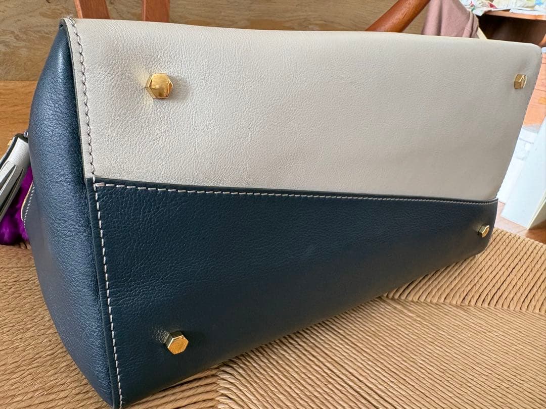 ANYA HINDMARCH Wedge：ウェッジ 三角形のバッグ