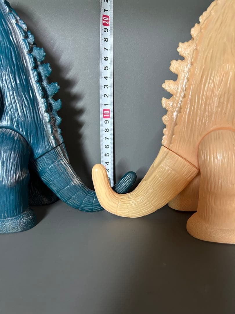 ゴジラ　肌色成形　両足刻印無し　ブルーのゴジラは比較用です出品ではありません。