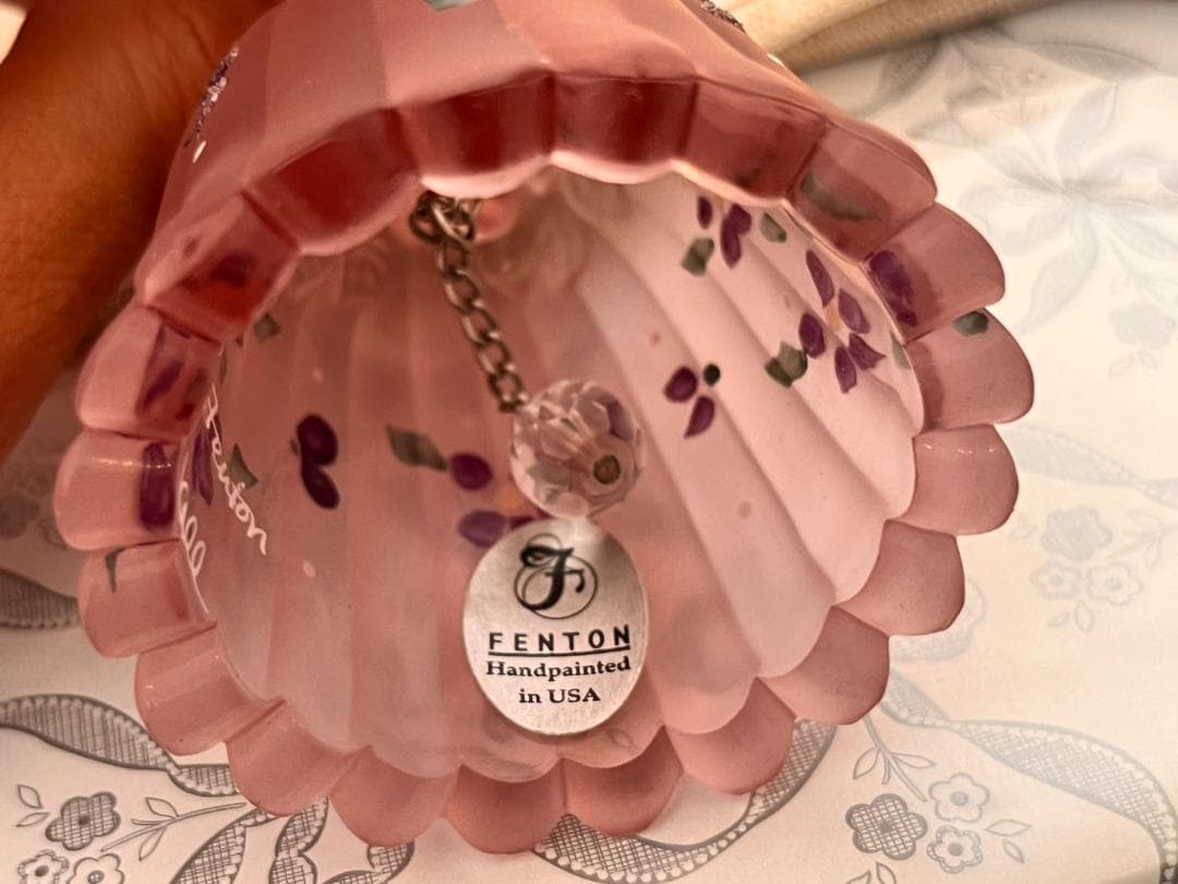 フェントン 透明のピンクガラスに手書きの小さな花柄が可愛い ハ