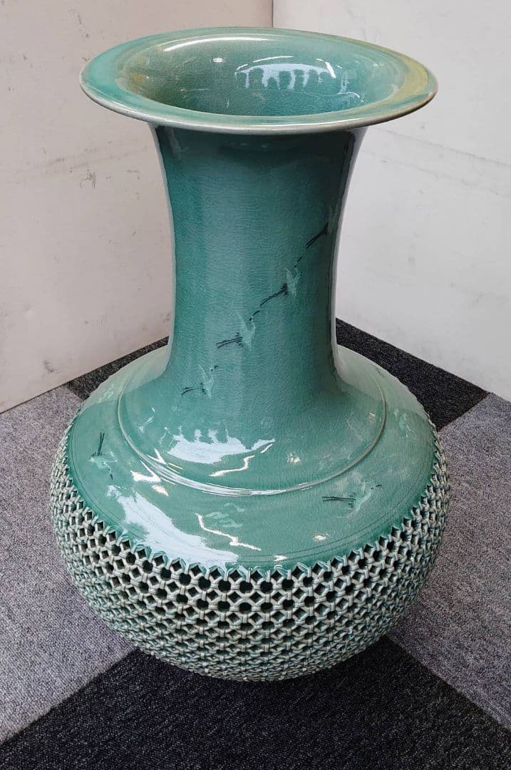 青磁編み目透かし壺