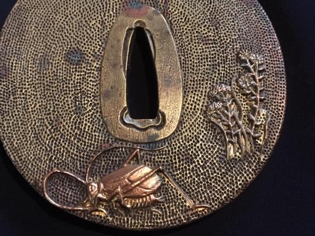 幕末名工「菊岡光保」秋草花虫図象嵌 銅魚子地 鍔　鐔