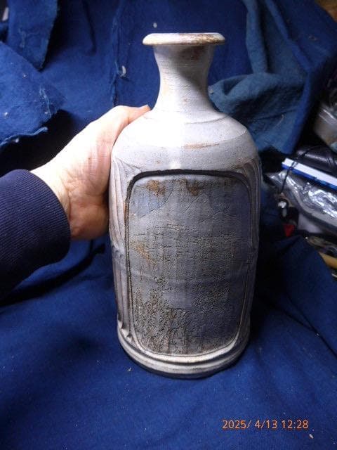 貴重です。格調高い王維の有名な漢詩と山水画が描かれている