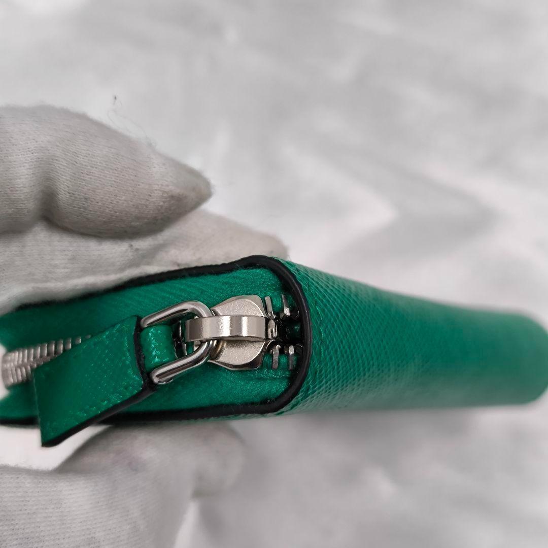 未使用保管品【PRADA】ケース サフィアーノ 三角ロゴ グリーン 現行