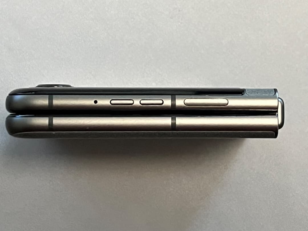 【値下げ】Motorola RAZR50 512GB SIMフリー コアラグレイ