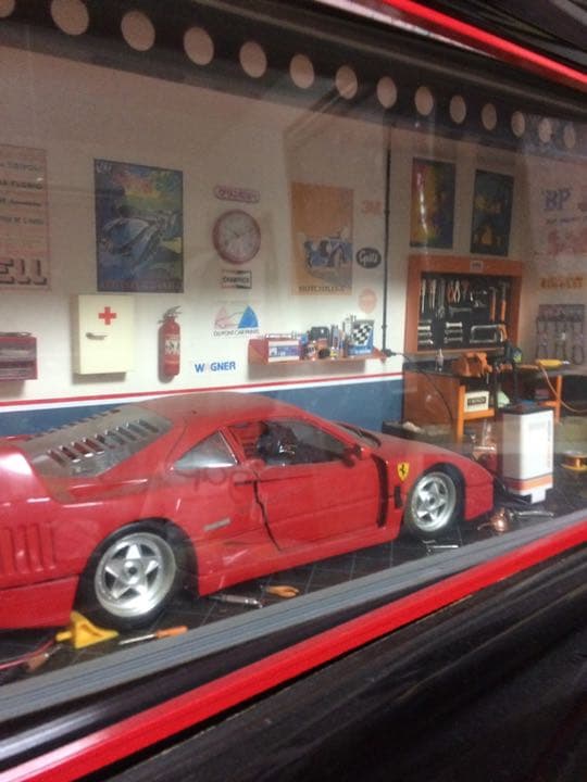 フェラーリ F40 ダイキャスト 注意 木製の枠が一部破損。 - メルカリ