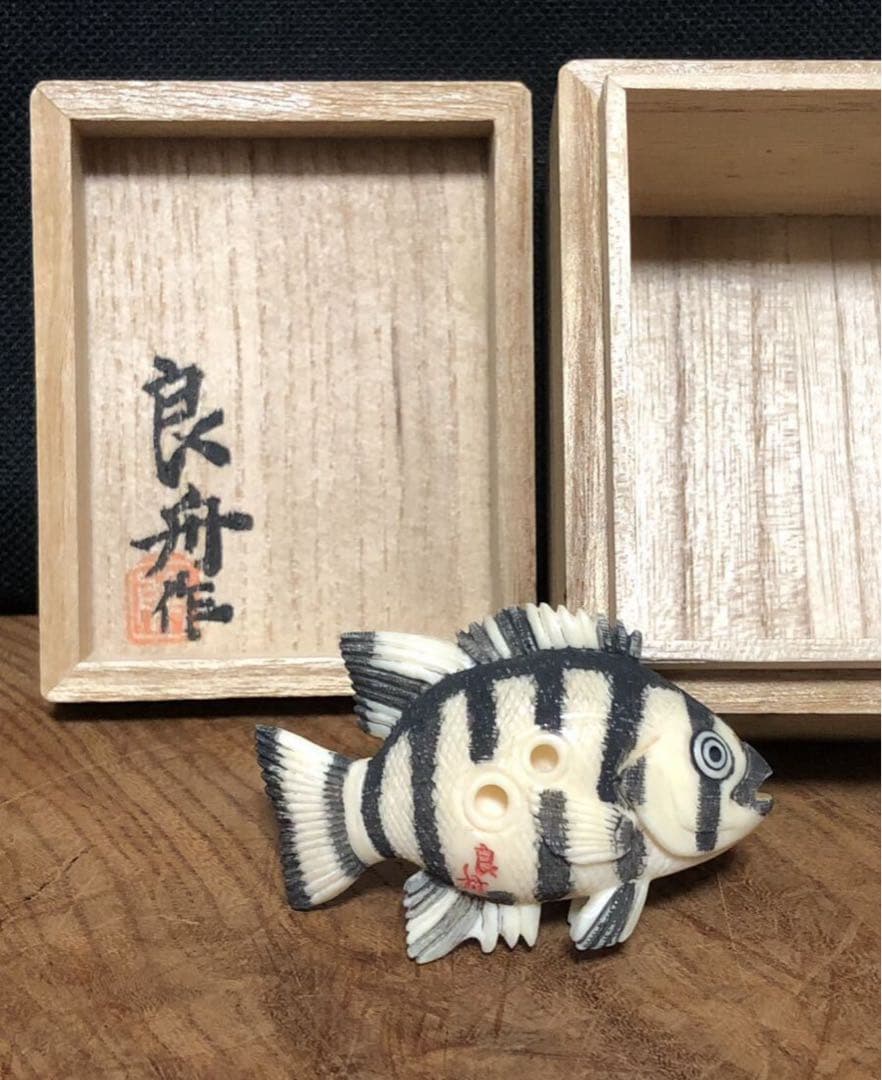 芳民 在銘「泉に泳ぐ鯉」 鏡蓋根付 芳民 在銘「泉