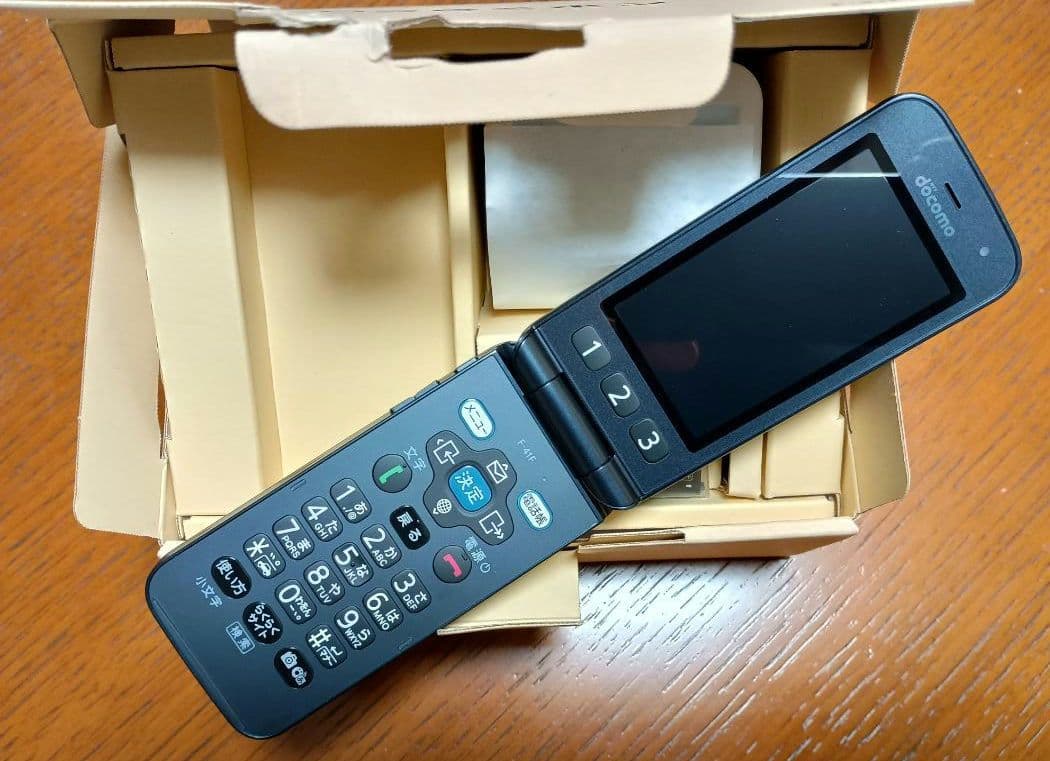 らくらくホン F-41F ネイビー - メルカリ