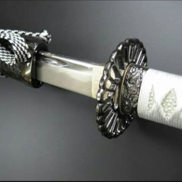 鳥の彫刻付き金属製香炉