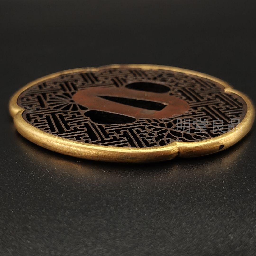 M*i様 日本刀装具　刀鍔　唐草卍字の図　銅地　細工　金メッキ　刀剣美術　武道具