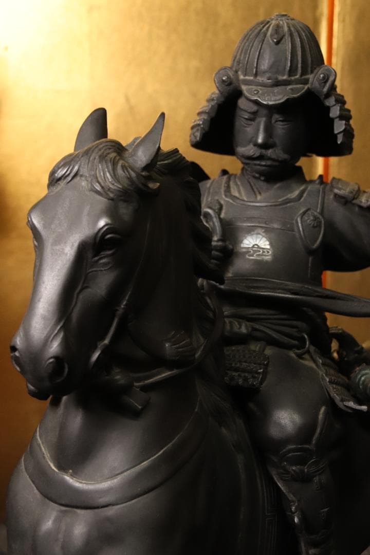 金工師　美雪作　古銅製　銀象嵌　楠木正成公　高さ48㎝　重さ14㎏ EE001