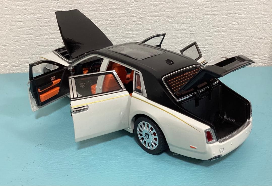ロールスロイス ファントム ホワイト/ブラック 1/18 電池付