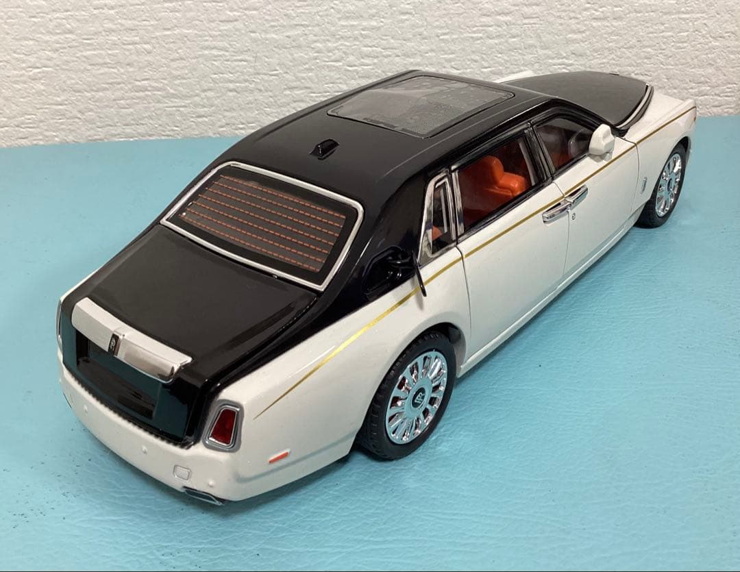 ロールスロイス ファントム ホワイト/ブラック 1/18 電池付