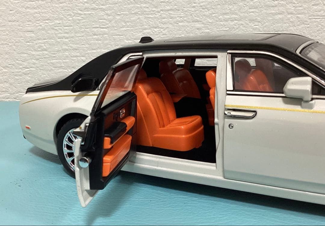 ロールスロイス ファントム ホワイト/ブラック 1/18 電池付