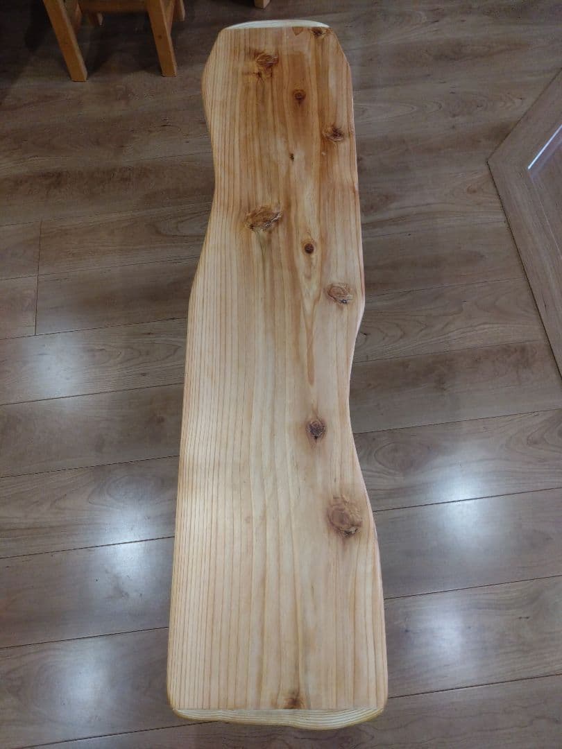 杉のベンチ69 座面は杉の模様、湾曲が綺麗、脚は湾曲の丸太風 - メルカリ