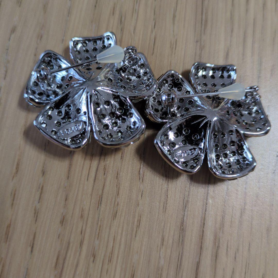 FOXEYフォクシー✨新品✨花形ブローチ 2個セット✨貴重カラーとクリアの