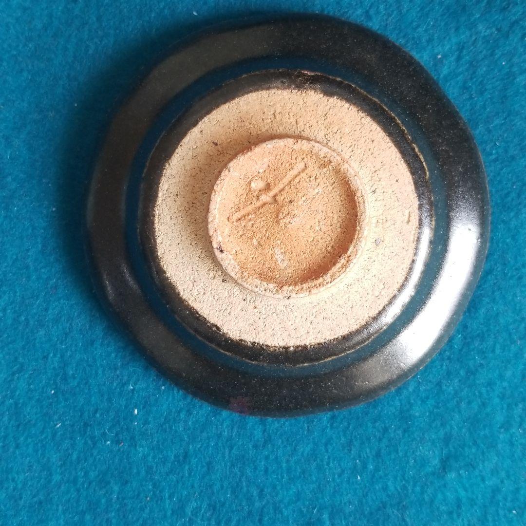 黒唐津輪花9Φ皿　岡本作礼作