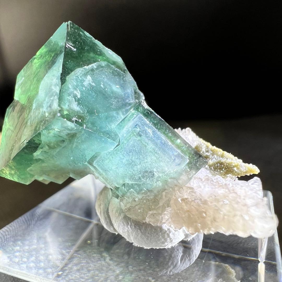 ヤオガンシャン産 クォーツ共生ブルー、グリーンゾーニング 二重結晶