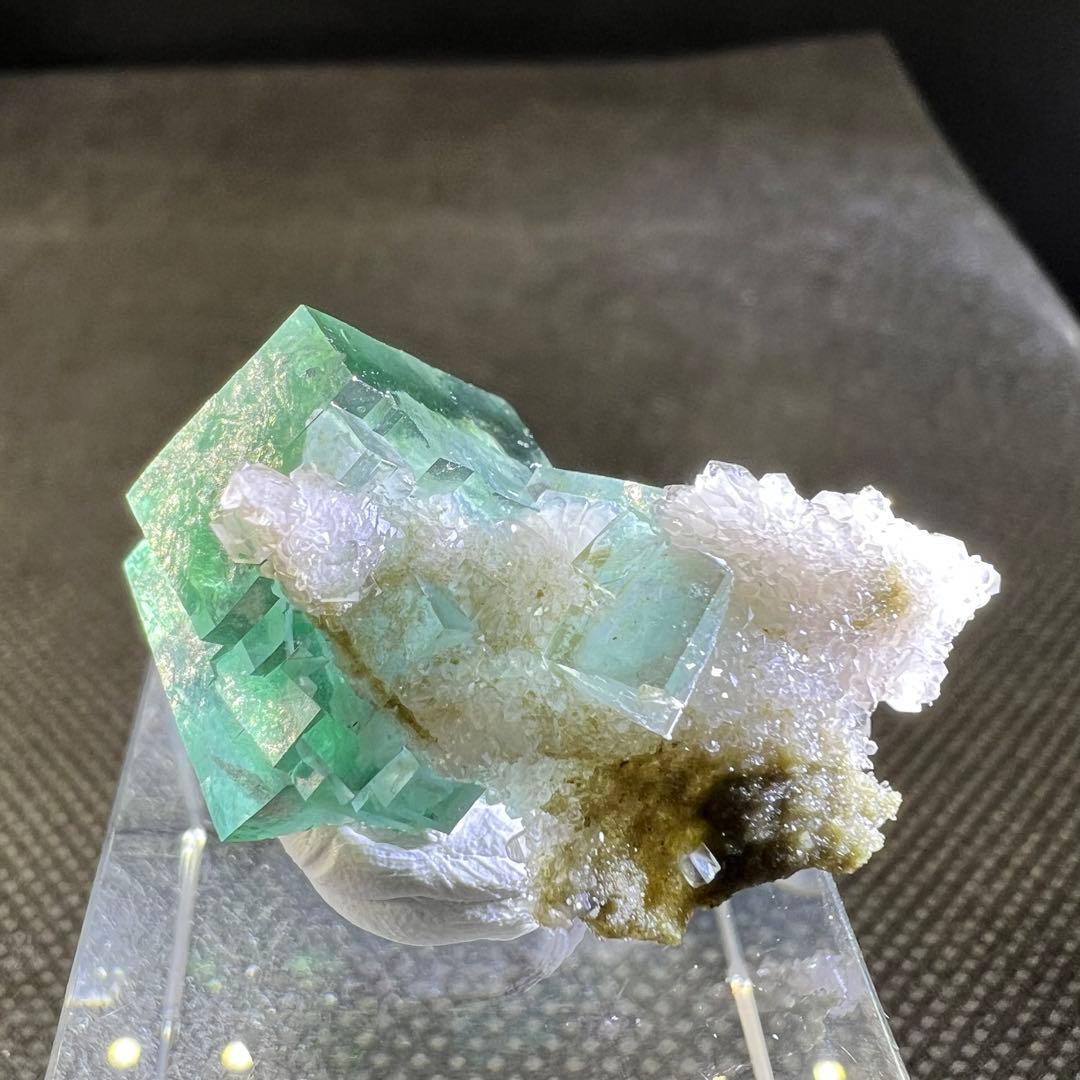 ヤオガンシャン産 クォーツ共生ブルー、グリーンゾーニング 二重結晶