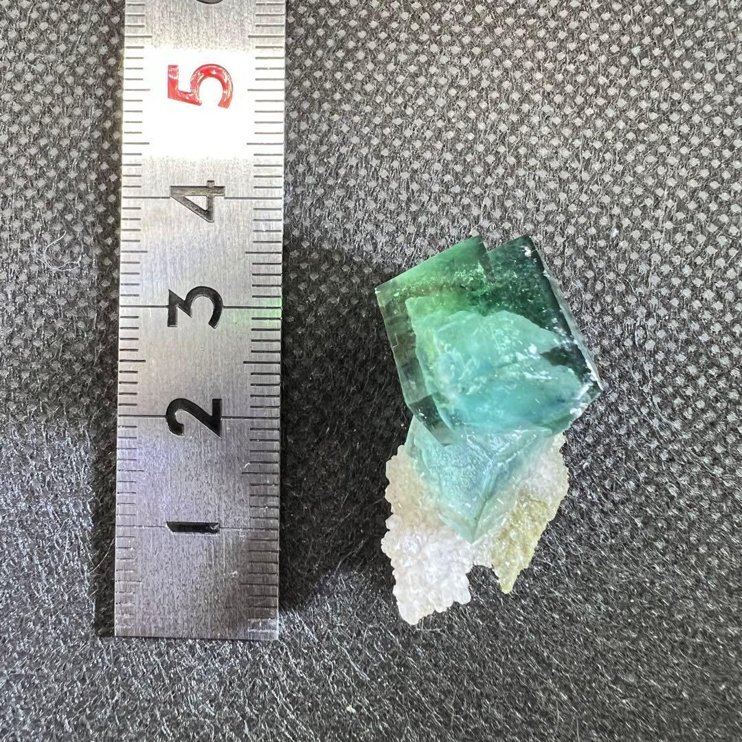 ヤオガンシャン産 クォーツ共生ブルー、グリーンゾーニング 二重結晶