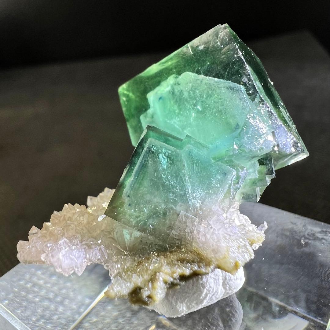 ヤオガンシャン産 クォーツ共生ブルー、グリーンゾーニング 二重結晶