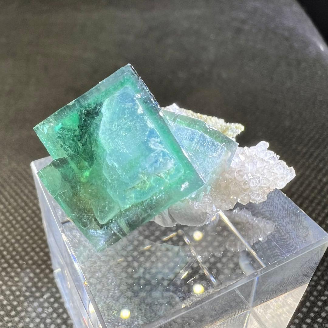 ヤオガンシャン産 クォーツ共生ブルー、グリーンゾーニング 二重結晶