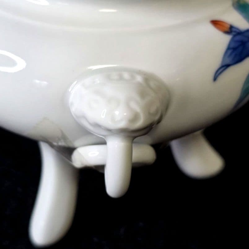 鍋島焼 大秀窯 香炉 色絵 草花文 透かし蓋 遊環双耳 三足 獅子掴み