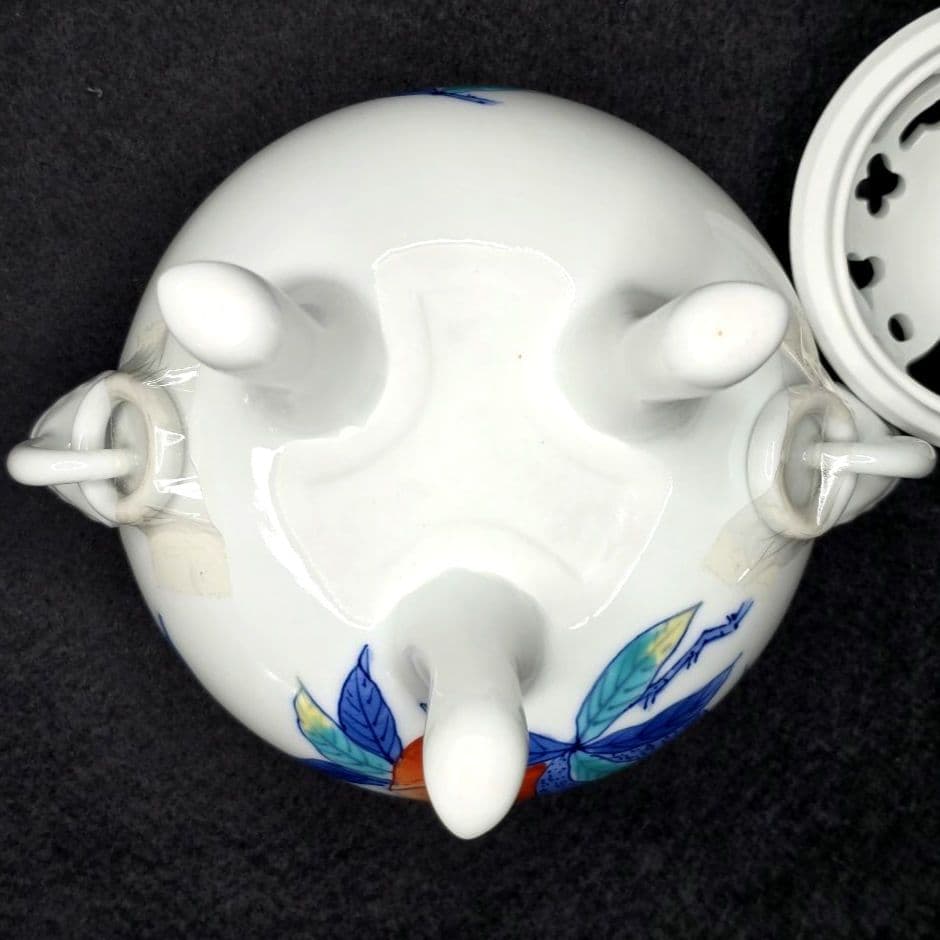 鍋島焼 大秀窯 香炉 色絵 草花文 透かし蓋 遊環双耳 三足 獅子掴み