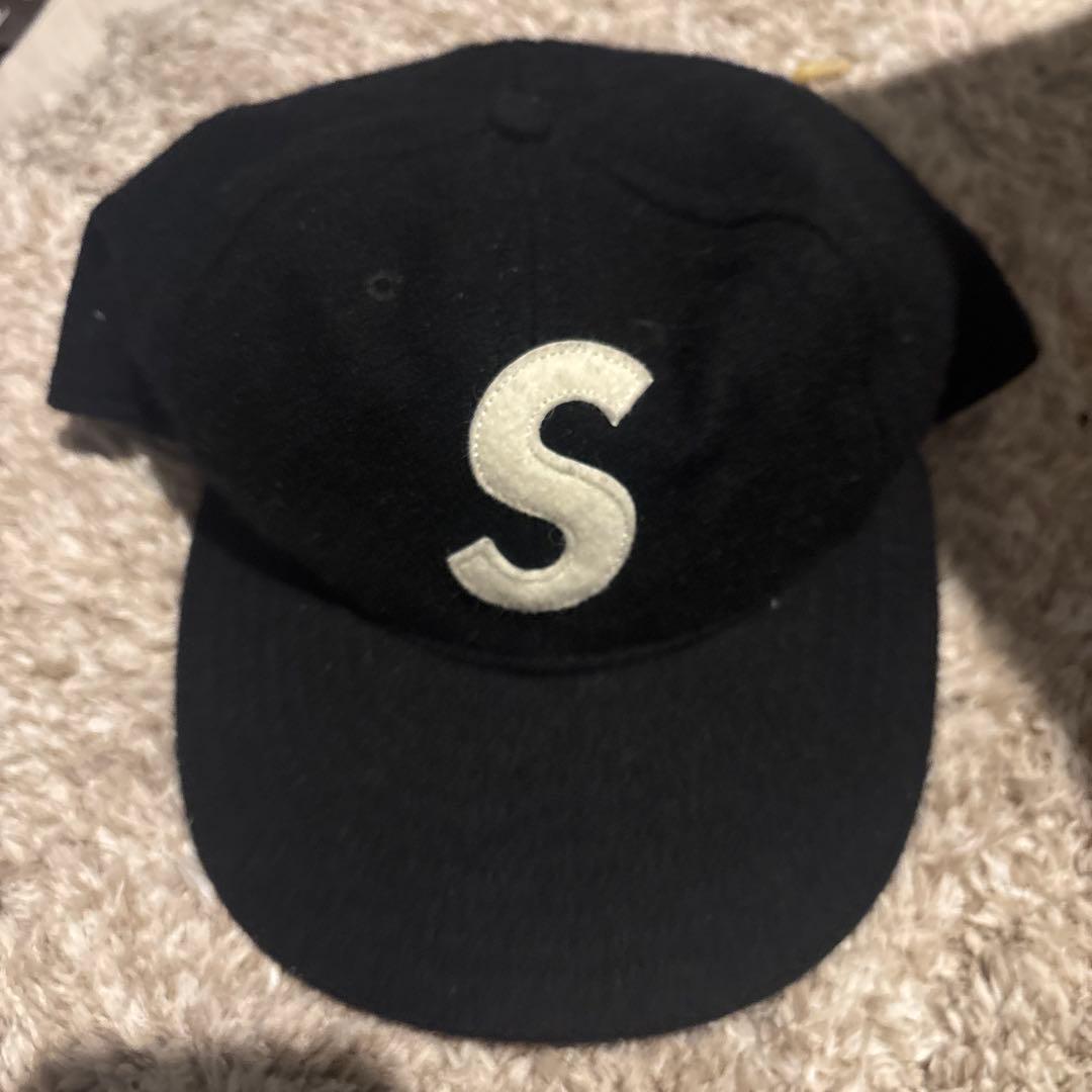 Supreme Sロゴ刺繍キャップ 黒