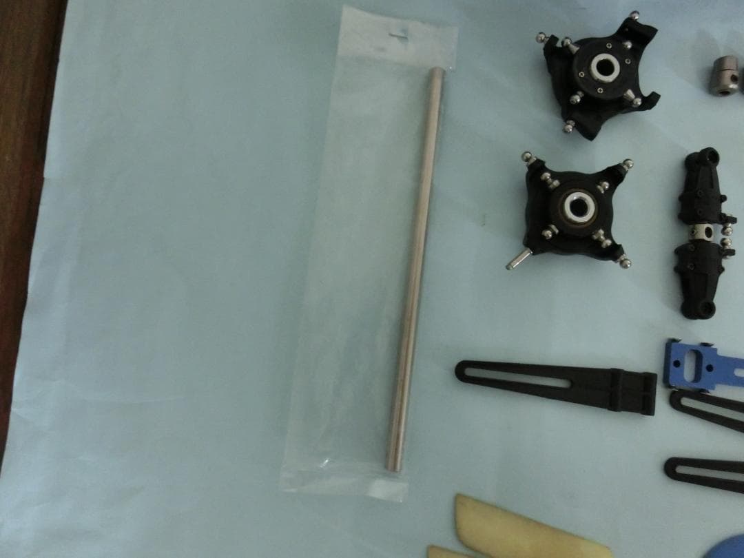 ★1003小僧　ヒロボー　シャトル　ラジコンヘリコプター　金属部品多数