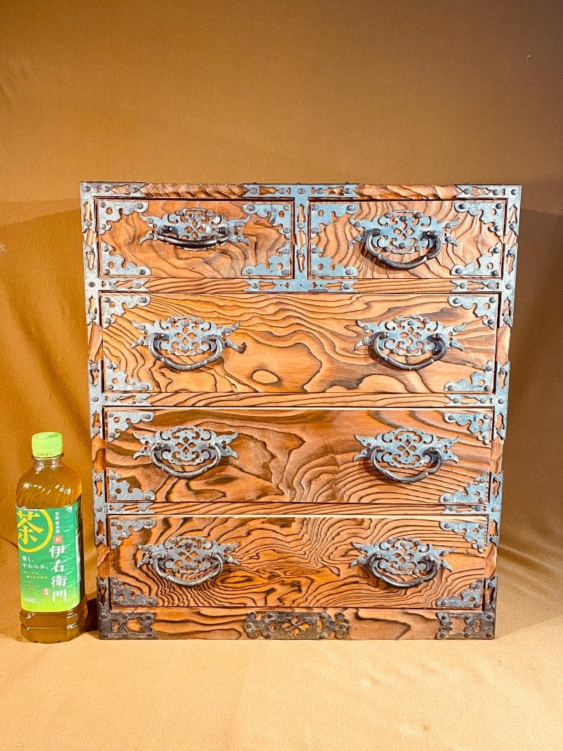 飾り金具を鏨（たがね）加工した 焼き杉の小ダンス - コレクション