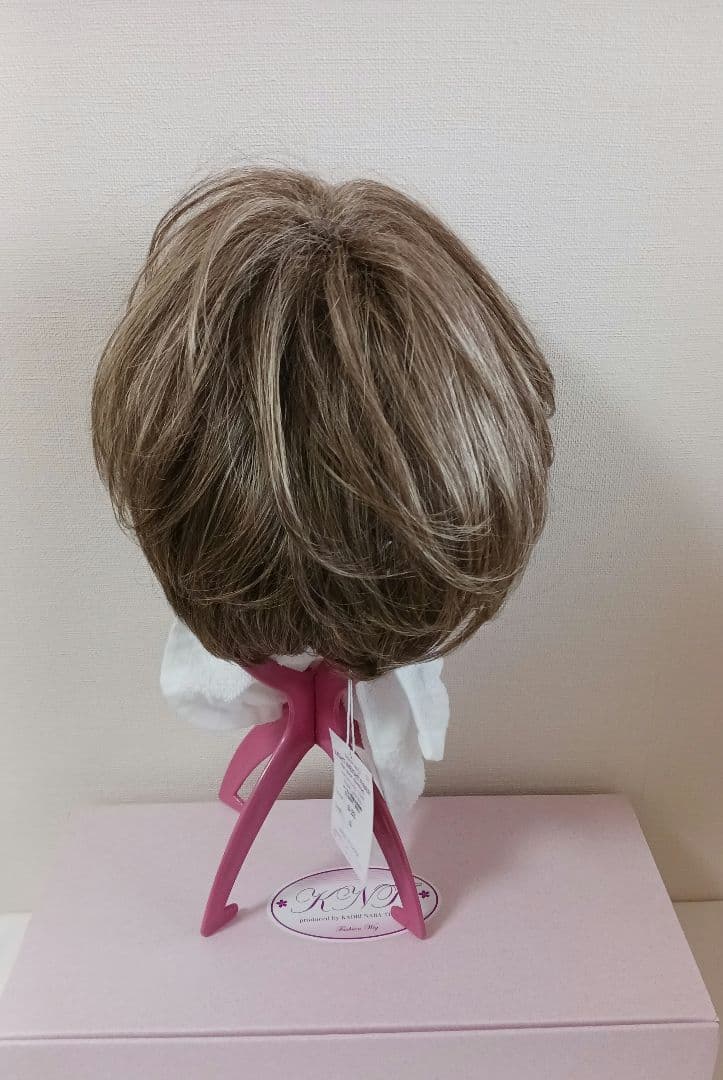 KNTカオリ ナラ ターナー マッシュショート ウィッグ 　アッシュゴールド