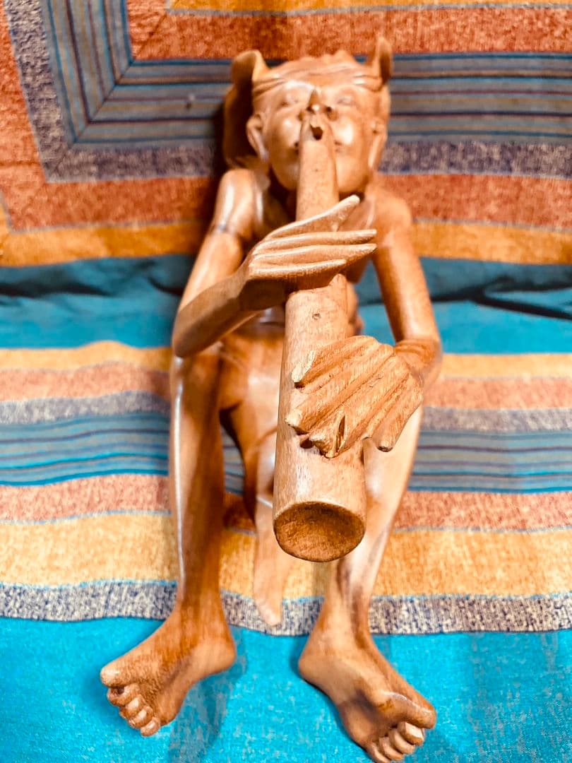 手彫りのフルート奏者 インドネシア