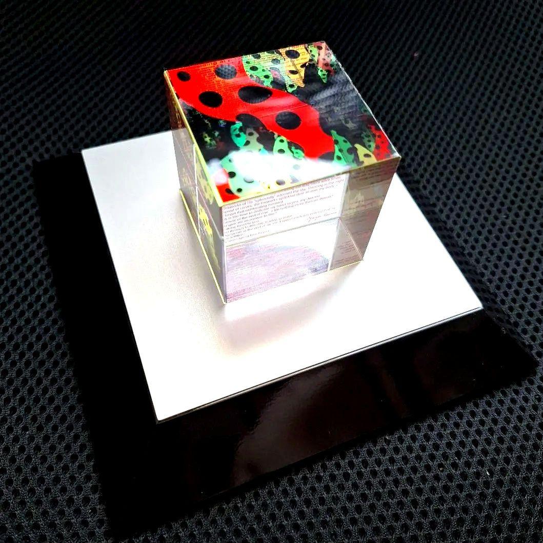 草間彌生ガラスキューブ《お箱入り&説明書付き》英語版