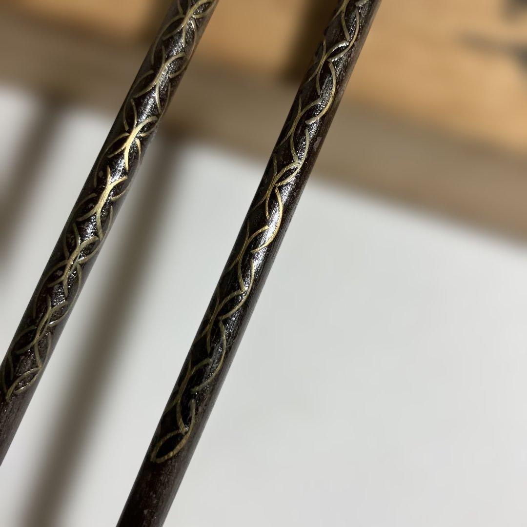 茶道具「鉄時代七宝象嵌飾火箸　松華作」 （長さ２８．５㌢／一組４４㌘）