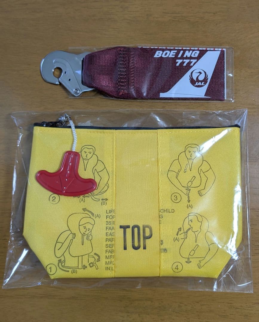 JALの廃材を利用したライフベストポーチとシートベルトキーホルダー