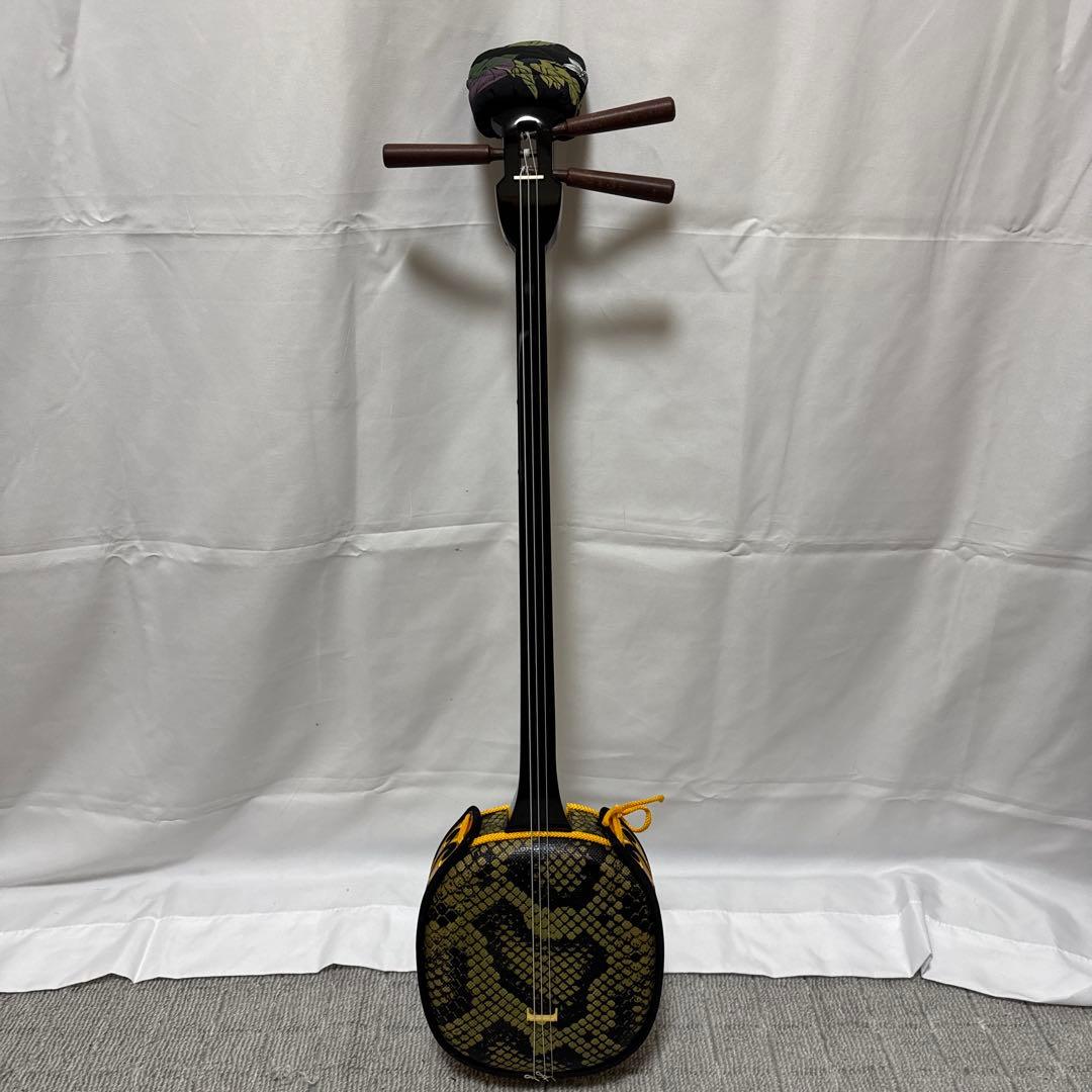 B076 沖縄 三線 蛇三線 人工皮 蛇柄 三味線 和楽器 ケース 付き - メルカリ