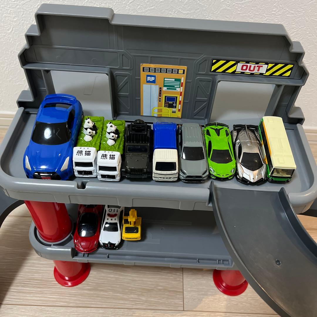 2WAYでなが～くあそべる はじめてトミカ ちゅうしゃじょうセット　車12台