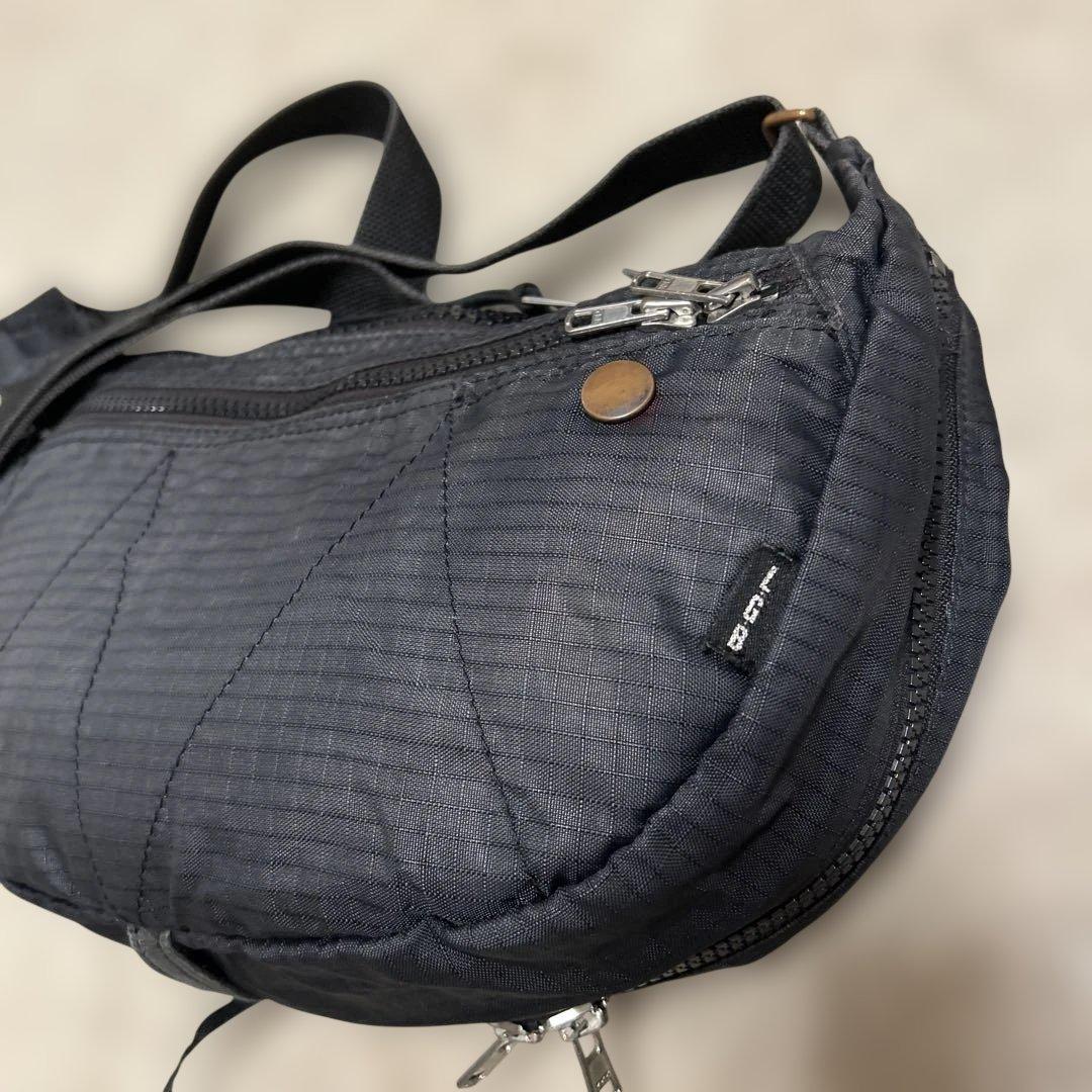 peepLoverLGB黒のナイロンショルダーバッグ 底ファースナーで幅広