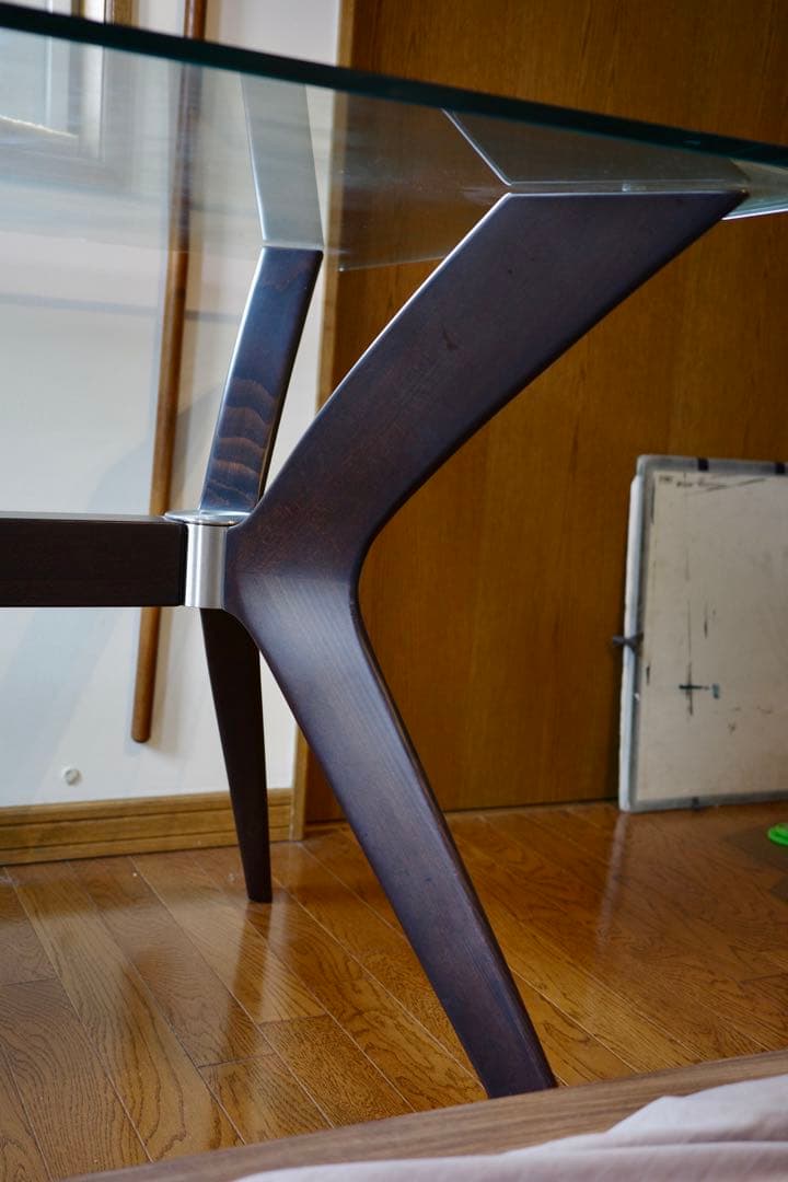 【送料無料・最終値下げ】カリガリス　ガラス天板ダイニングテーブル