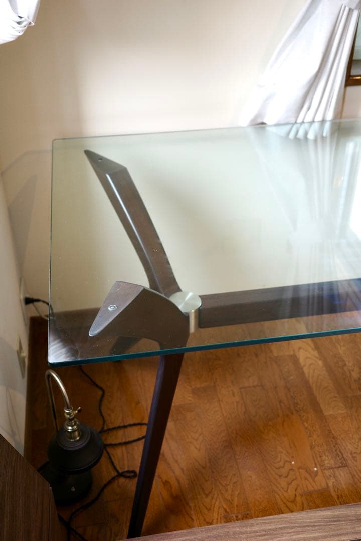 【送料無料・最終値下げ】カリガリス　ガラス天板ダイニングテーブル