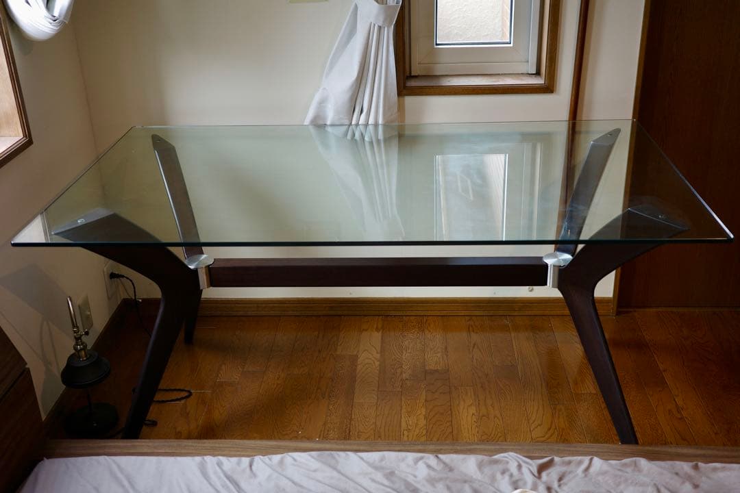 【送料無料・最終値下げ】カリガリス　ガラス天板ダイニングテーブル