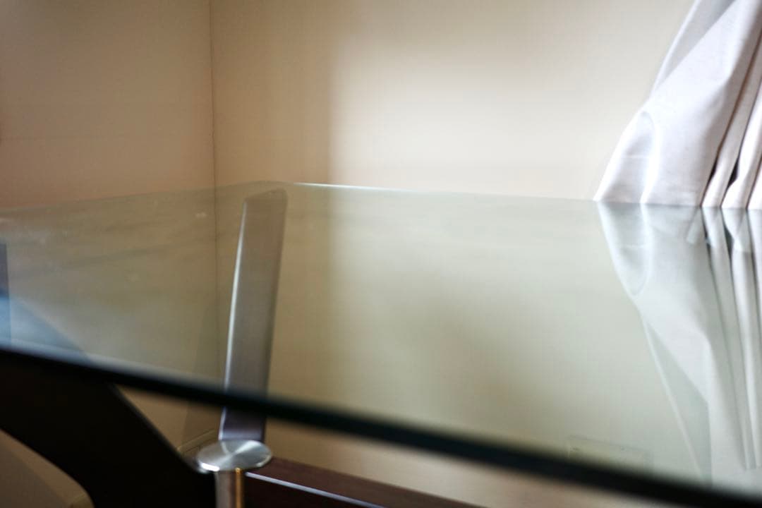 【送料無料・最終値下げ】カリガリス　ガラス天板ダイニングテーブル