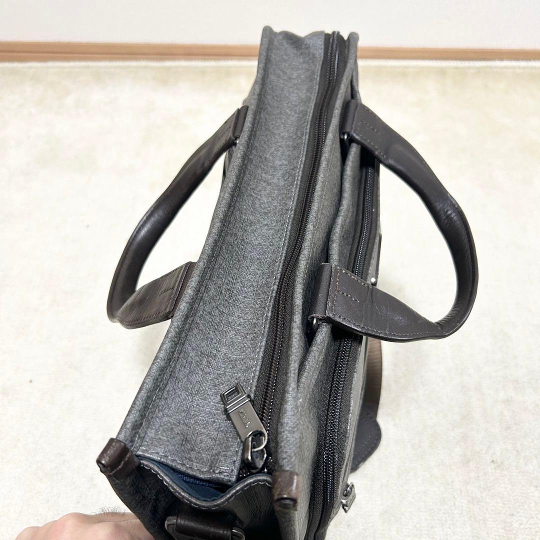 美品　TUMI トゥミ　スリム　デラックスポートフォリオ　PVCレザー　グレー