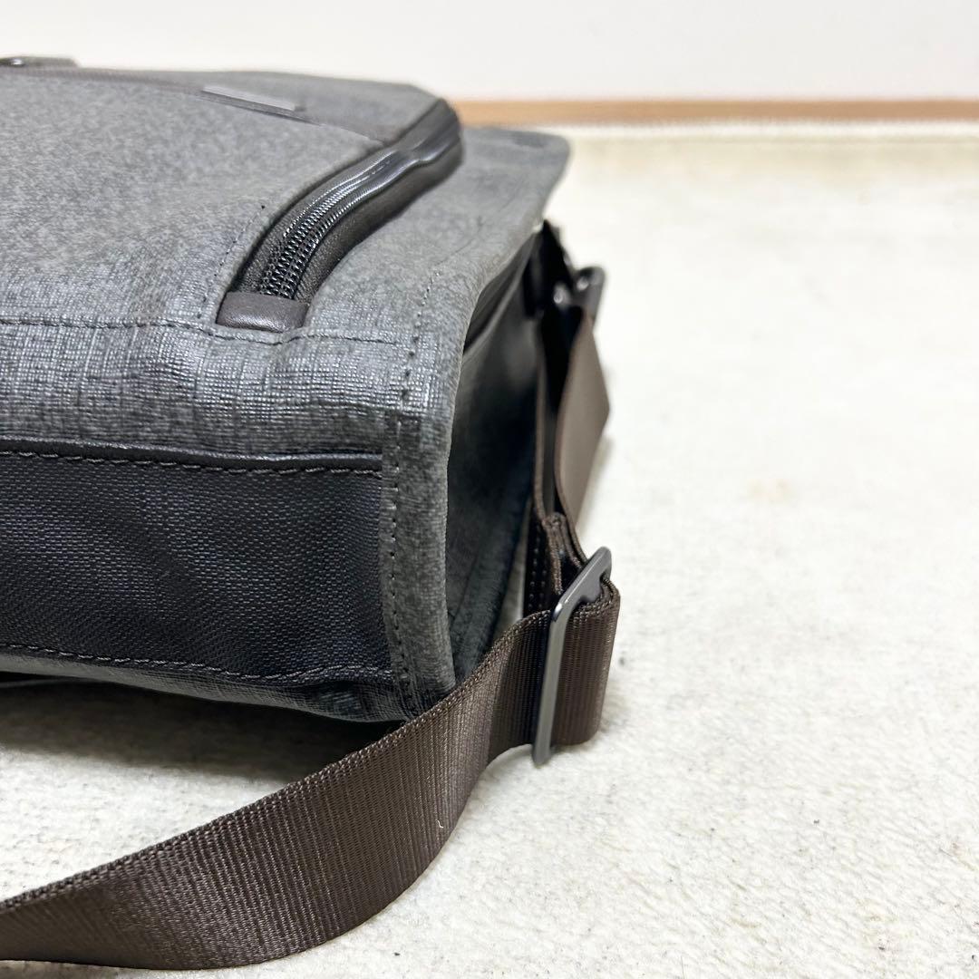 美品　TUMI トゥミ　スリム　デラックスポートフォリオ　PVCレザー　グレー